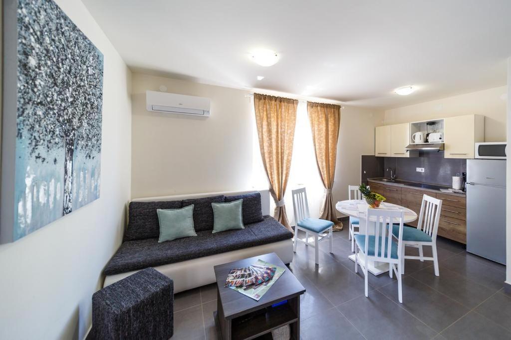 Apartments Leondori Krk Town Exterior foto